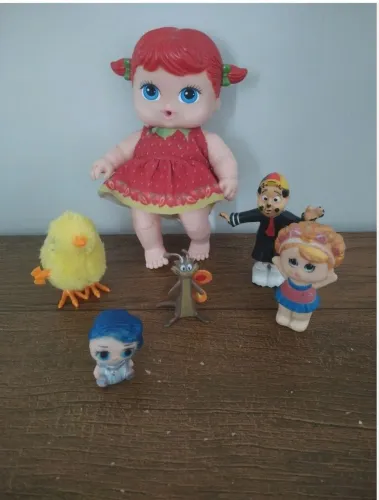 lote boneca cotiplás e miniaturas variáveis 