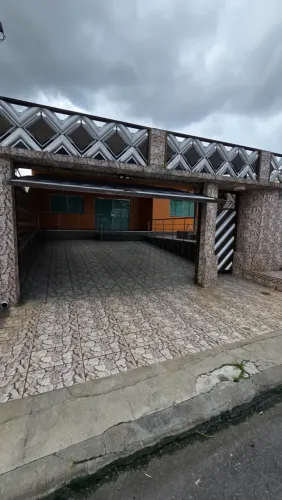 Casa Térrea com Piscina e 02 Suítes no Conjunto Duque de Caxias