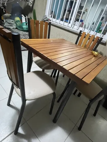 Jogo de mesa com 4 cadeiras