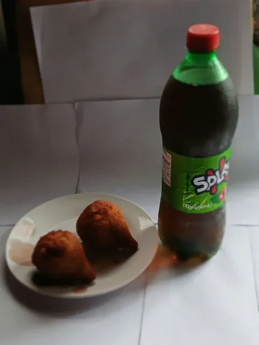 Lanche do dia refrigerante e 2 coxinhas médias,ovo com carne e frango tem. * zap.