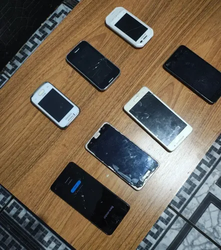 Celulares para consertos, todos funcionam se consertar, todos pega zap YouTube.