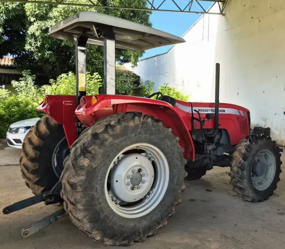 TRATOR AGRÍCOLA 