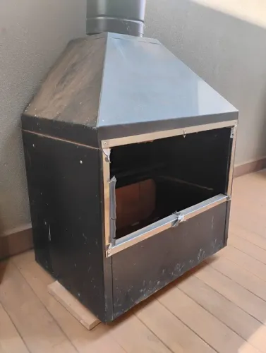 Vendo churrasqueira 65cm x 45cm x 57cm metálica refratária
