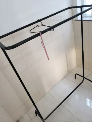 Cabides e aras para  roupas 