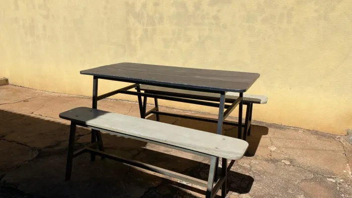 Vendo Conjunto de mesa e 2 bancos