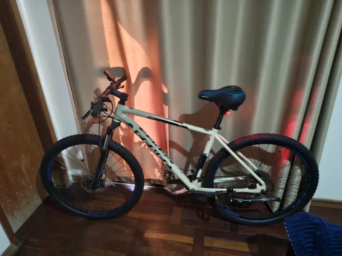 Vendo uma bicicleta nova valor de 5000 por 2500