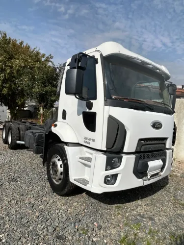 Ford cargo 2629 ano 2013 6x4 motor novo 
