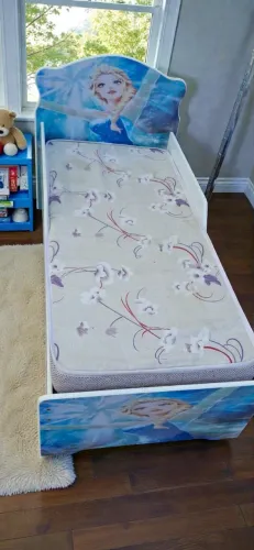 Cama infantil, de madeira, estampa de frozen.