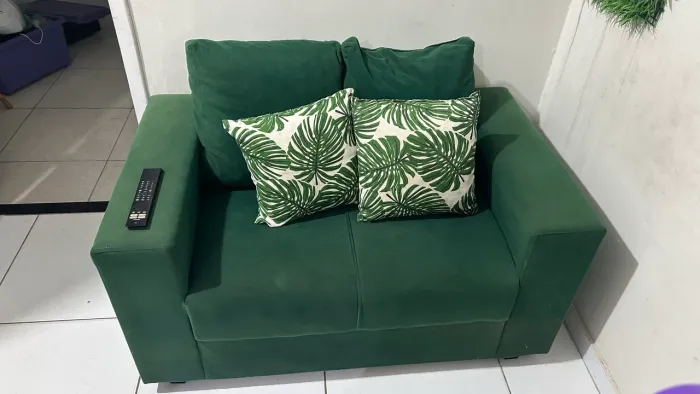 Sofá 2 lugares com 2 almofadas