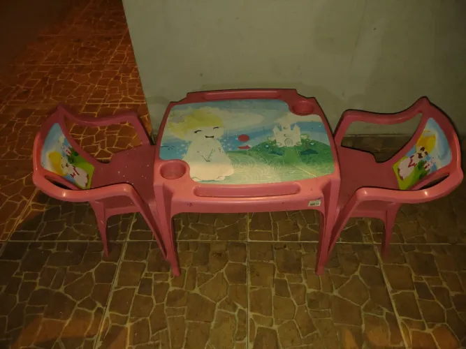 Mesa com 2 cadeiras infantil