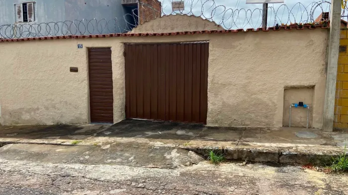 1 casa com 1 barracão nos fundos 1 vaga de garagem coberta