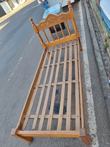Cama de solteiro de madeira 