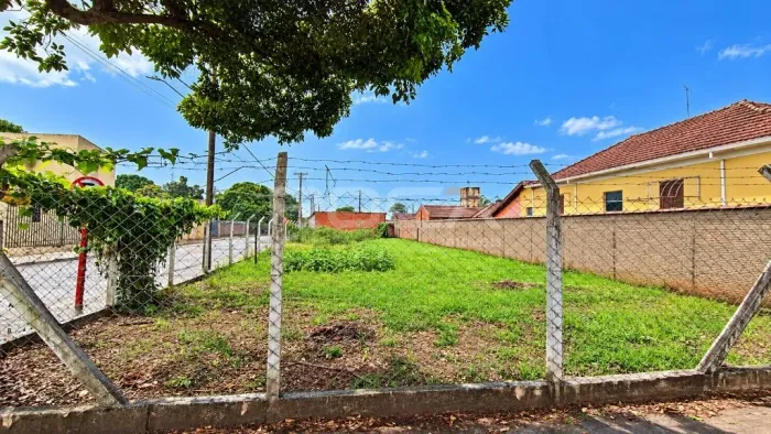 Terreno plano em àrea comercial à venda no bairro Água Vermelha em São Carlos.