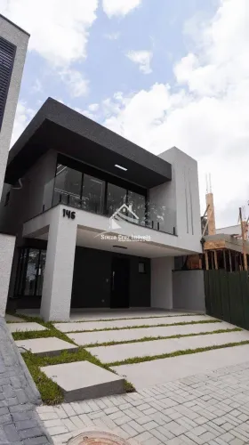 Casa Triplex em Condomínio Clube - Santa Cândida / Curitiba.