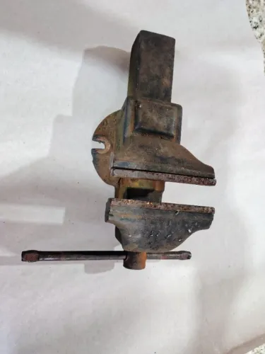 morsa de bancada antiga da marca Schulz, modelo Nº 5.Material: É fabricada em ferro fundid