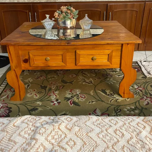 Vendo mesa de centro madeira pinos (50cm alt/ 1mt frente / 76cm prof.) duas gavetas