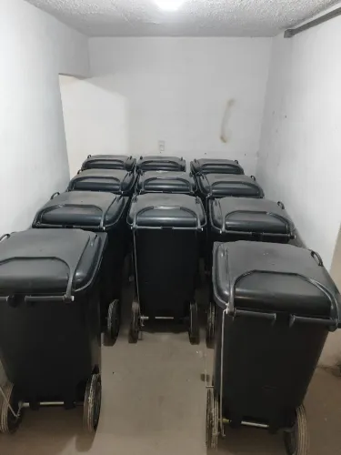 Contêiner 240 litros com pedal seme novos pouquíssimas avarias
