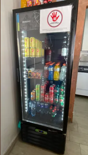 Expositor vertical porta de vidro 400 L Metalfrio led 220V