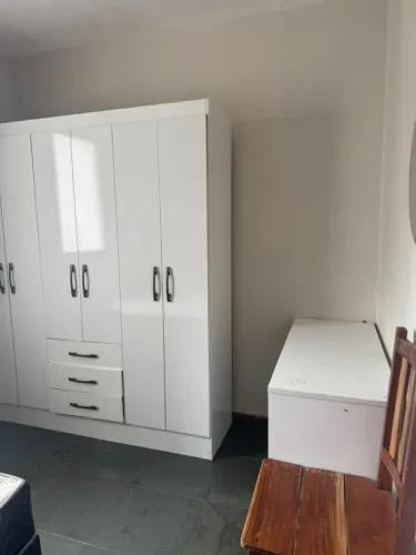 Alugo quarto com banheiro em apartamento 