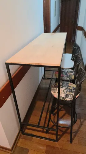 Bistro com 4 banquetas