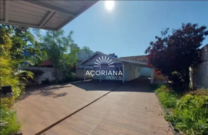 Casa para Locação na Lagoa da Conceição com 2 Quartos, 2 Vagas e Churrasqueira