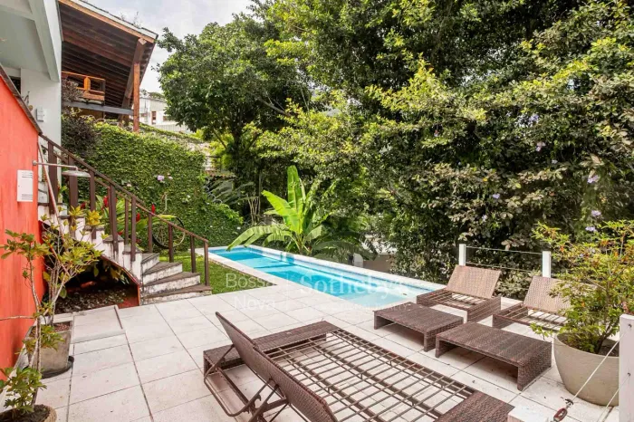 Casa com ambientes integrados e varanda voltada para a piscina em São Conrado