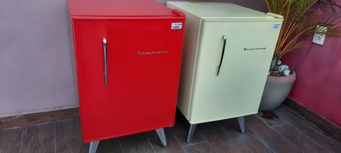 Frigobar brastemp retro vintage tenho uma amarelo, vermelho, e preto 