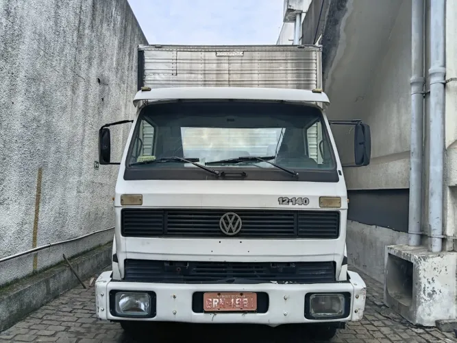 Caminhão VW 12.140 com baú fundo de chapa
