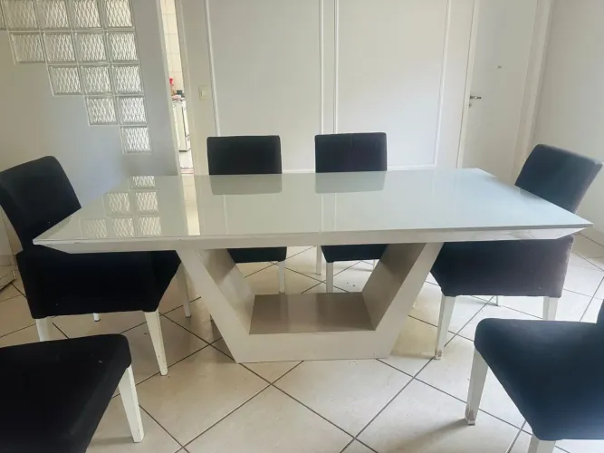 Vendo mesa completa com as cadeiras ou só a mesa!