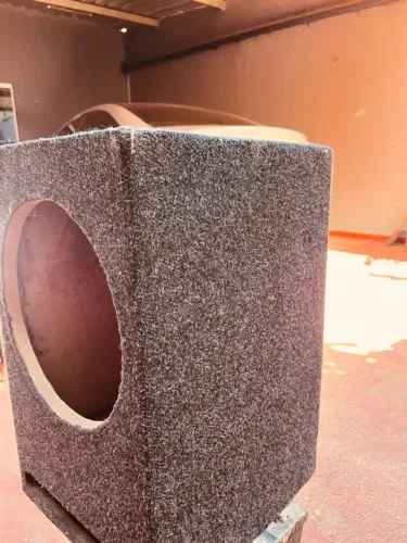 Caixa grave para 01 subwoofer.