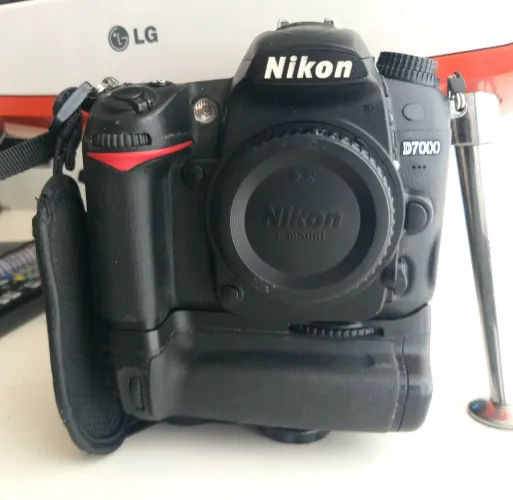 Câmera Fotografica Profissional Nikon D7000 com battery grip 