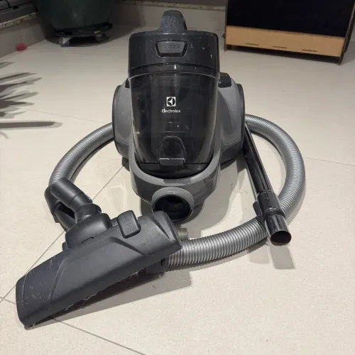 Aspirador de Pó sem Saco Electrolux 1600W Easybox Silencioso com Filtro HEPA Preto (EAS30)