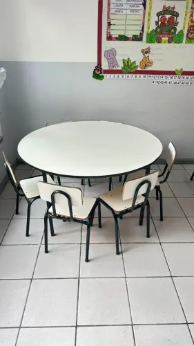 Mesa infantil com 6 cadeiras 