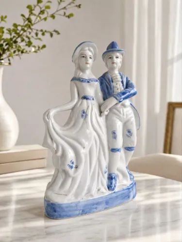Escultura em porcelana portuguesa - casal estilo europeu clássico