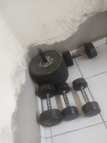 Halteres, banco ,barras ,anilhas e puxador 