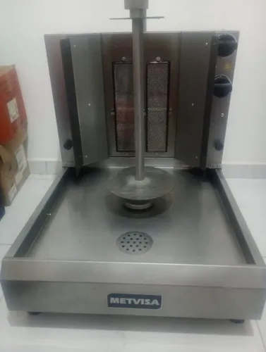 Máquina de churrasco grego nova.