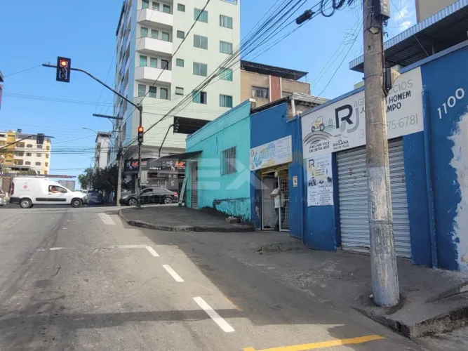 Lote de esquina à venda no Centro