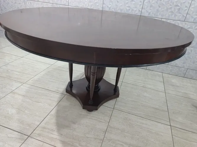 Vendo mesa redonda, 1,5 m com 6 cadeiras. Tudo em jacarandá 