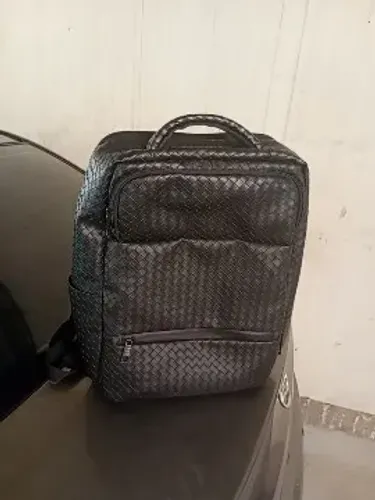 Vendo uma Mochila preta de executivo prá carregar Notebook em excelente condições de uso.