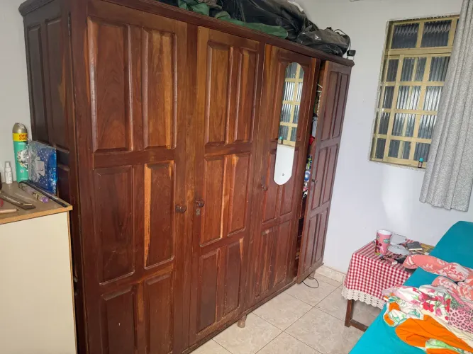 Guarda Roupa de madeira Maciça