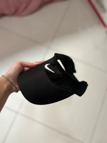 Viseira preta inspiração Nike