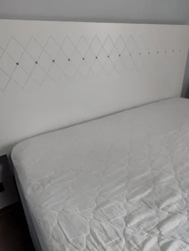 Cama Queen, cabeceira e colchão branca