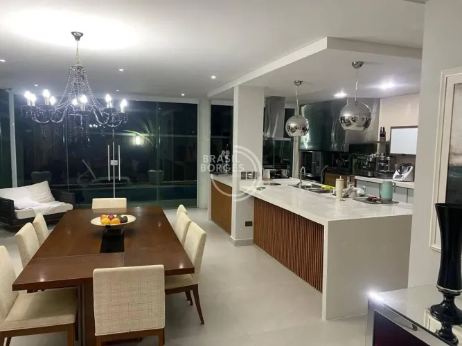 Residência de Alto Padrão em Condomínio Exclusivo com 4 Vagas, 3 Suítes e Lazer Completo,v