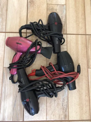 4 Secadores de cabelo com defeito