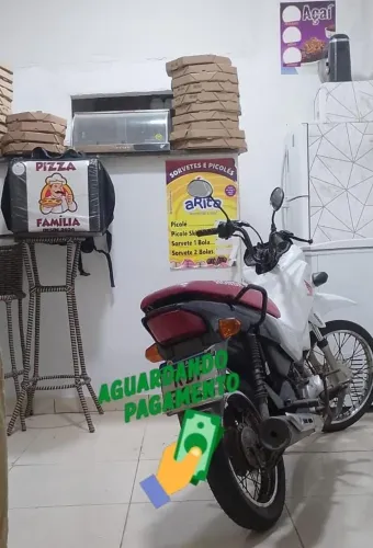 Moto de proprietário de uma pizzaria que foi feixada,