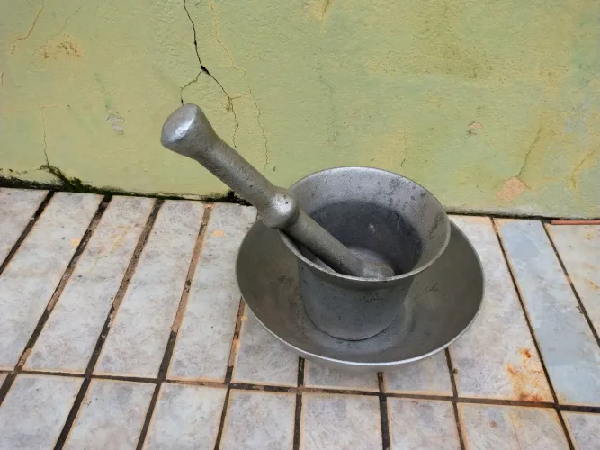 Gamela e Pilão grande com socador, ambos de alumínio 