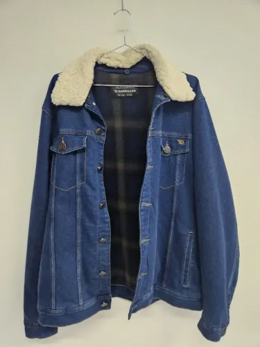JAQUETA JEANS TRUCKER DAMYLLER TAMANHO M GOLA DE PELO