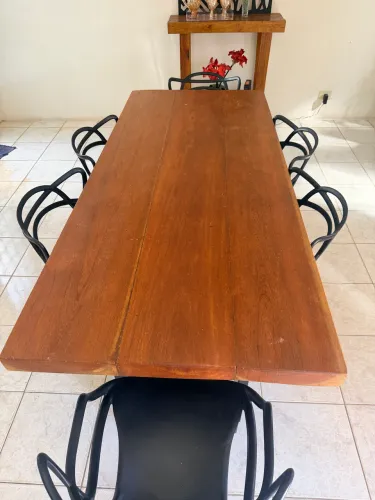 Vendo mesa de madeira maciça com 6 cadeiras