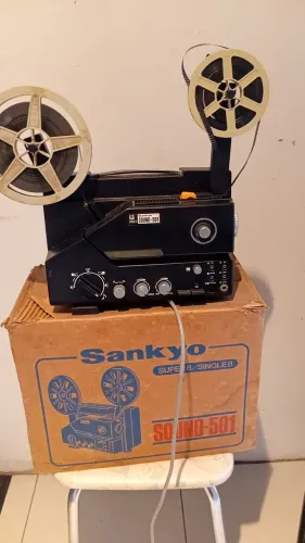 Vendo uma câmera filmadora marca Sankyo.sound.501.bem  conservada funcionando com cabo. Va