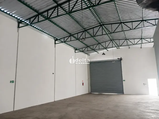 Galpão disponível para locação no bairro Santa Rosa em Uberlândia-MG